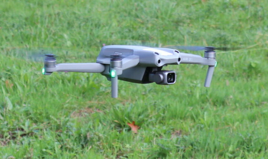 Drone pour inspection aérienne DJI AIR2S-2 en vol