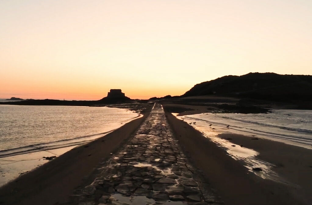 Vue aérienne du passage des Bes à Saint-Malo au coucher du soleil